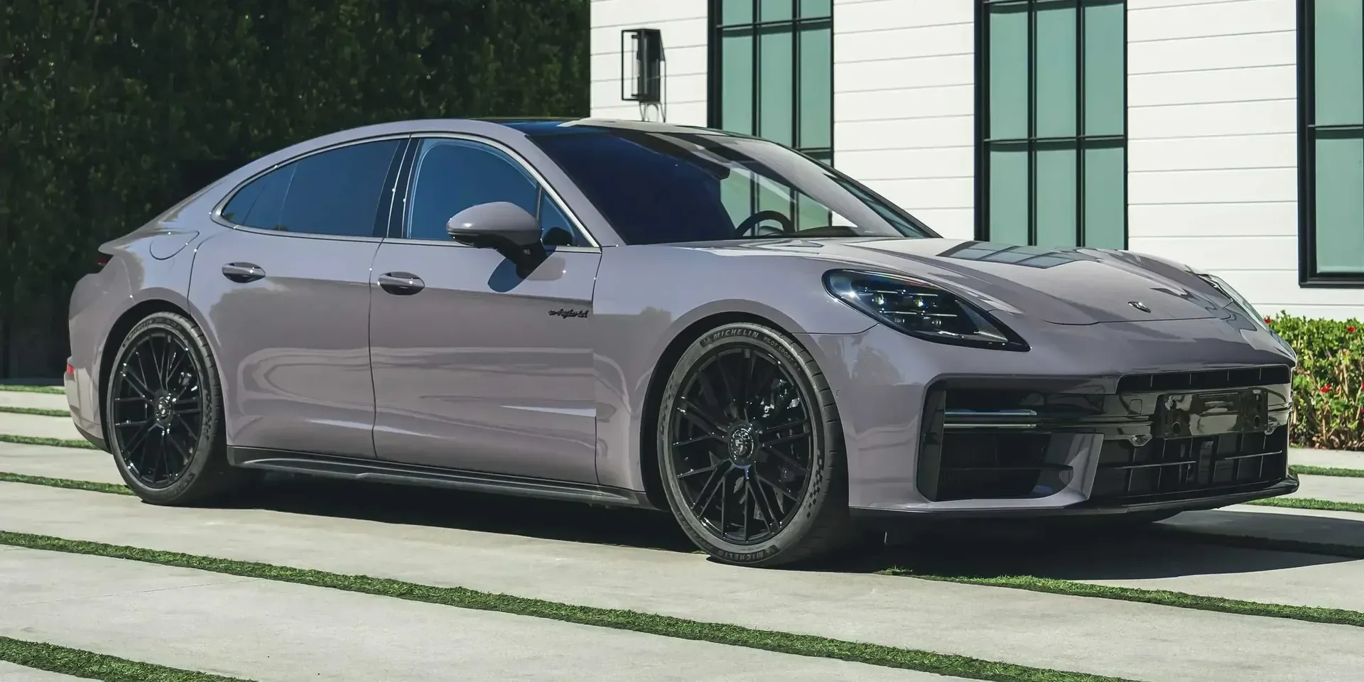 2025 Porsche Panamera photo 1