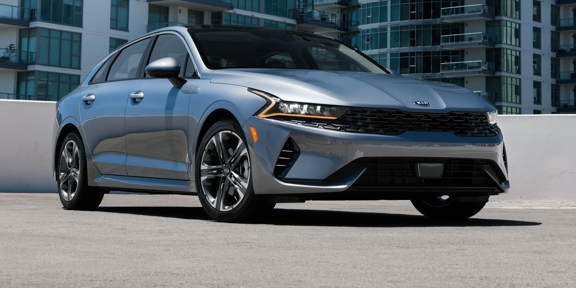 2023 Kia K5 photo 1