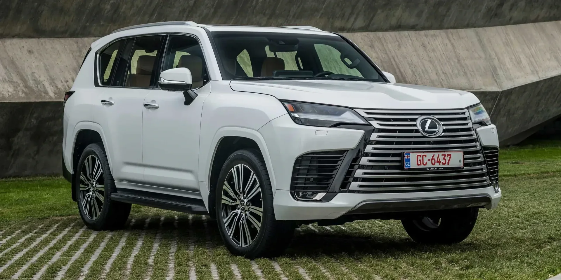 2021 Lexus LX photo 1