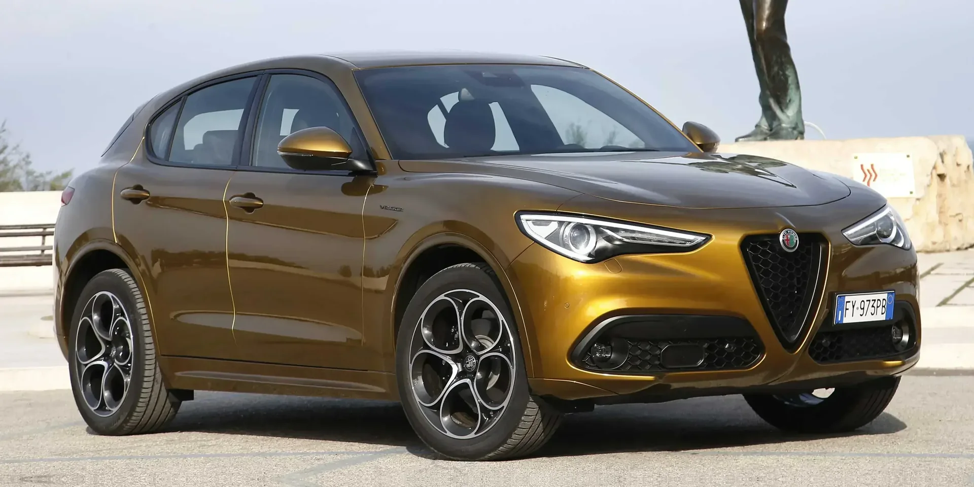 2022 Alfa Romeo Stelvio photo 1