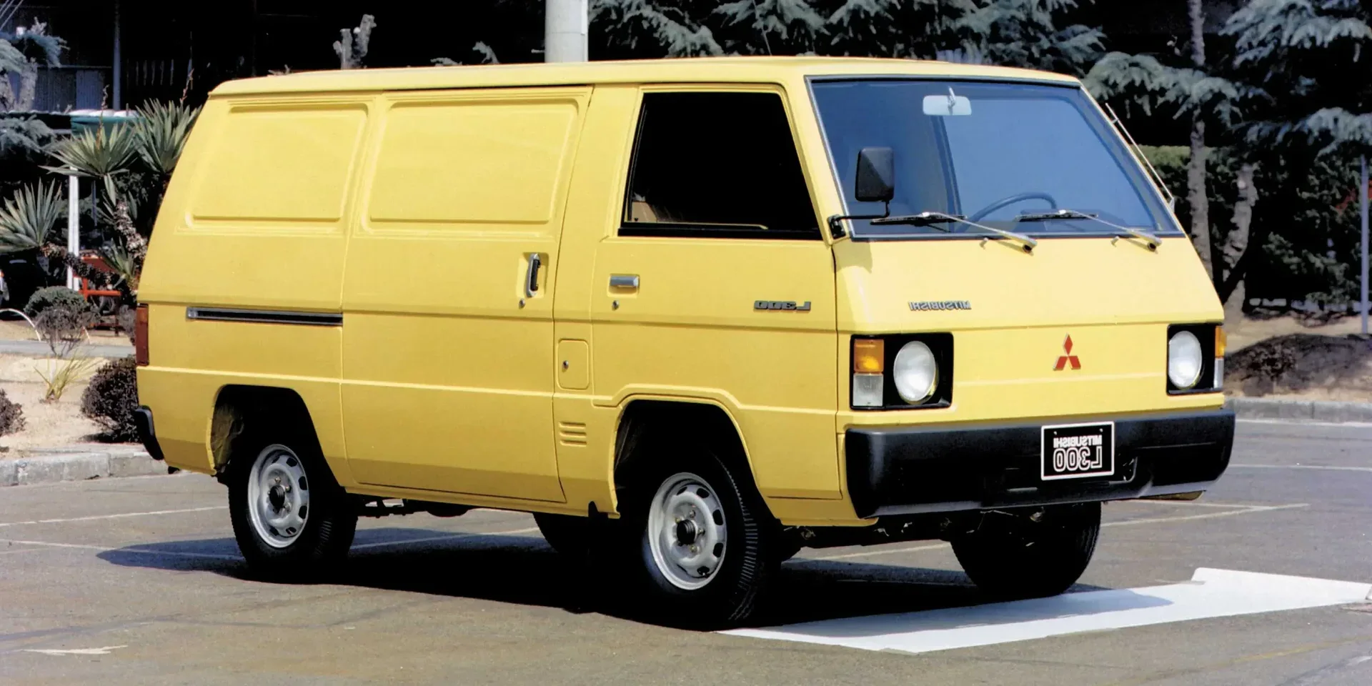 1980 Mitsubishi L300 photo 1