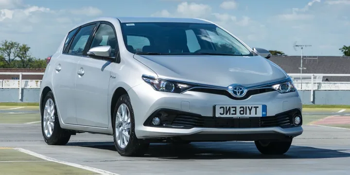 2015 Toyota Auris front three-quarter view