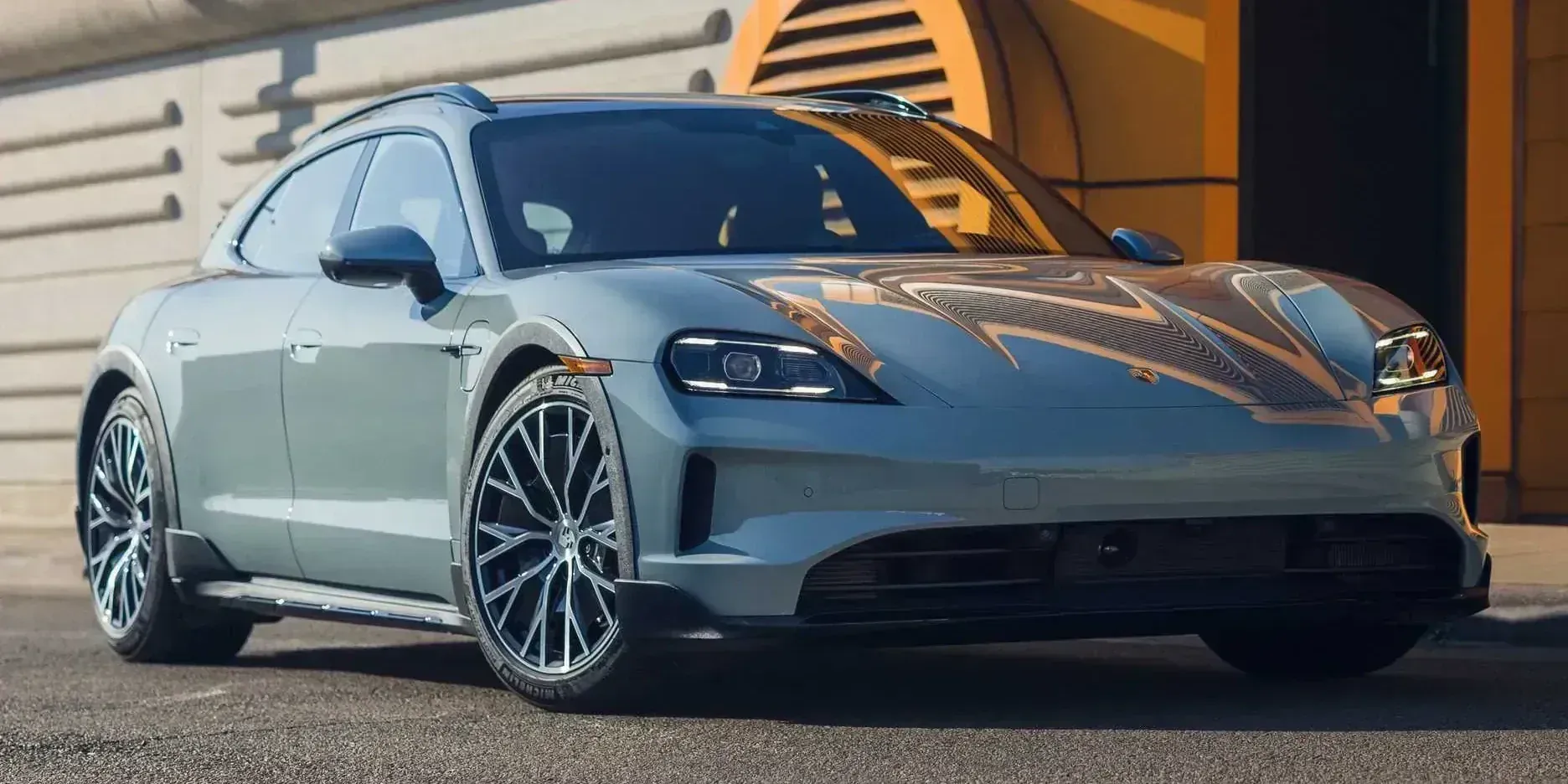 2025 Porsche Taycan photo 1