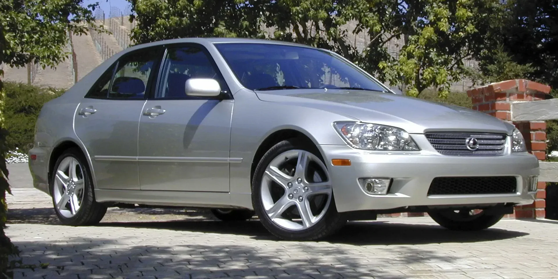 1999 Lexus IS photo 1