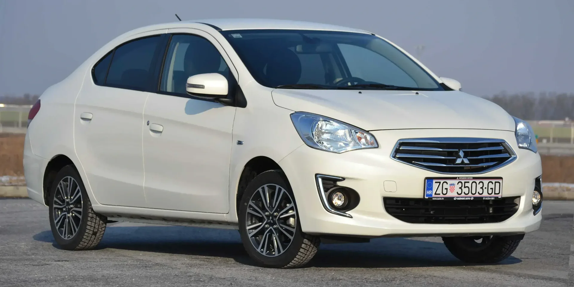 2015 Mitsubishi Attrage photo 1