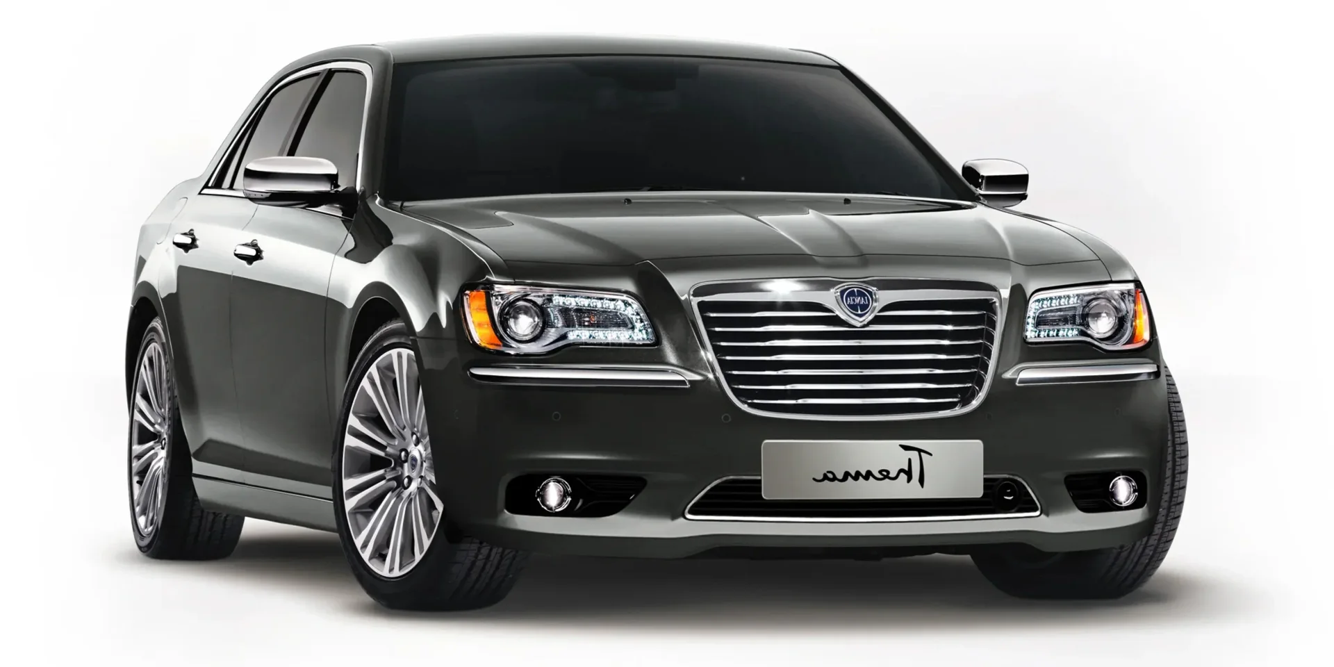 2012 Lancia Thema photo 1