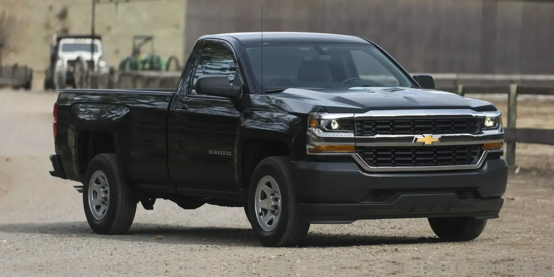 2018 Chevrolet Silverado photo 1