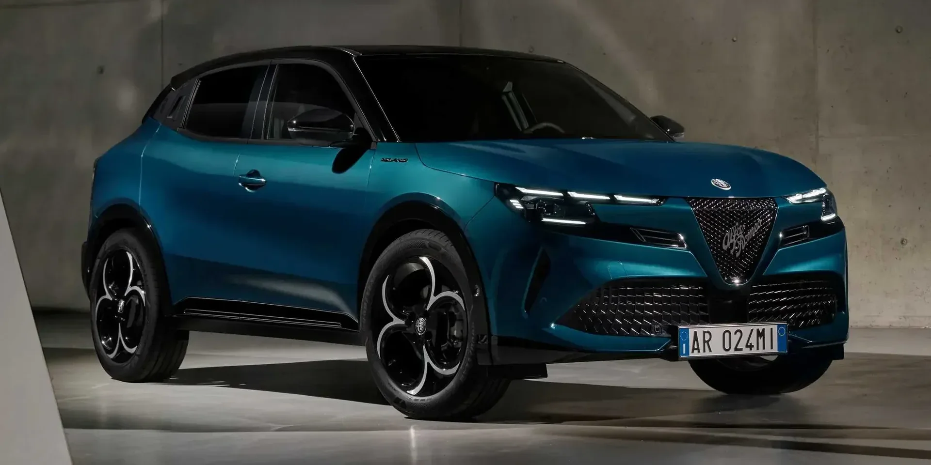 2025 Alfa Romeo Junior Ibrida eDCT photo 1