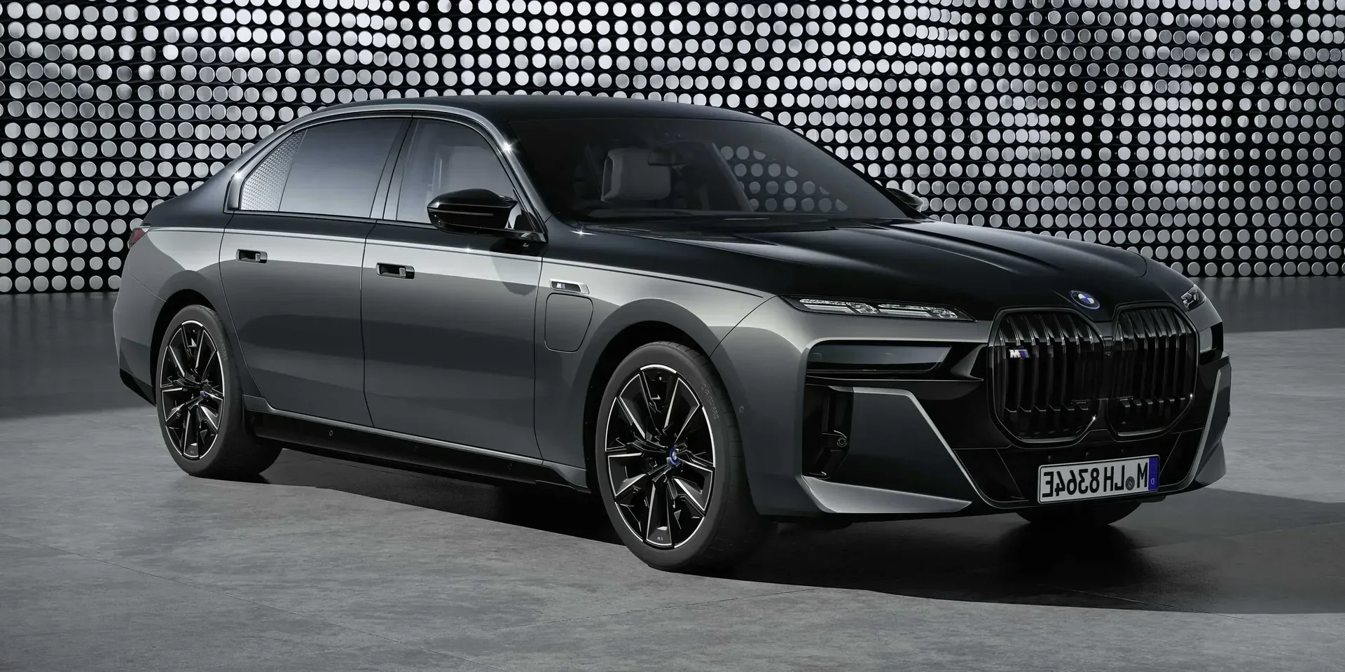 2023 BMW 7 Series M760e xDrive photo 1