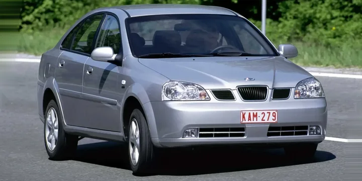 2002 Daewoo 2002-daewoo-nubira-18 main image