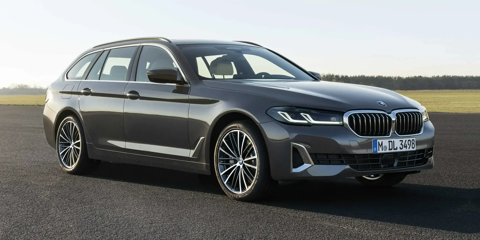 2021 BMW 5 Series photo 1