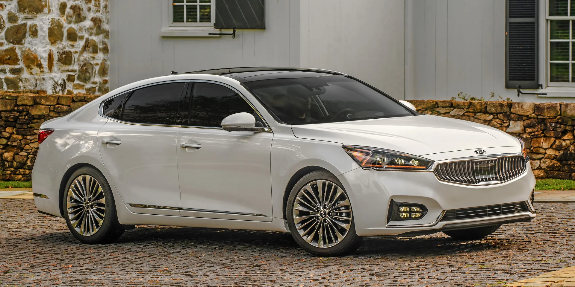 2017 Kia Cadenza photo 1