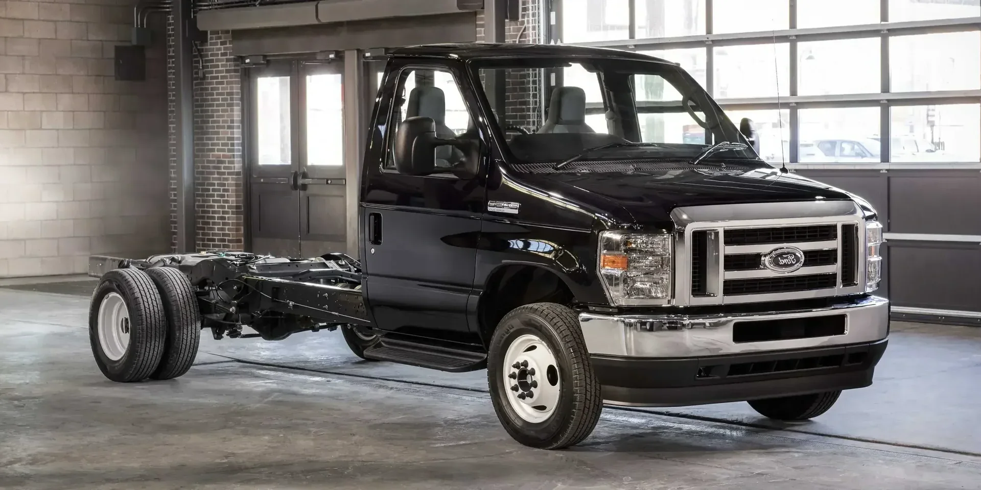 2021 Ford E-Series E-450 Super Duty photo 1