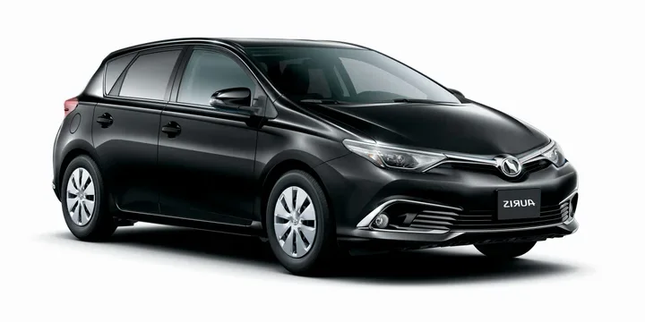 2015 Toyota Auris front three-quarter view
