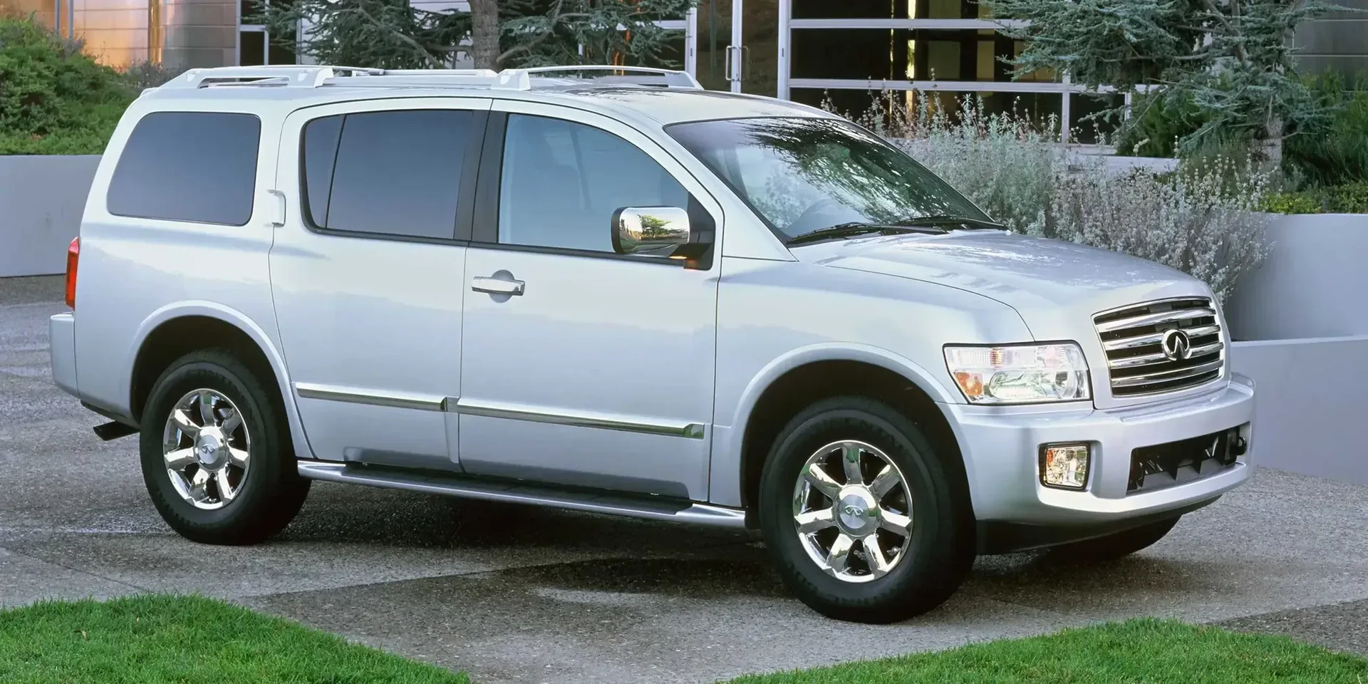 2004 Infiniti QX photo 1