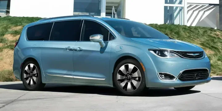 2017 Chrysler 2017-chrysler-pacifica-36-v6-phev-e-cvt main image