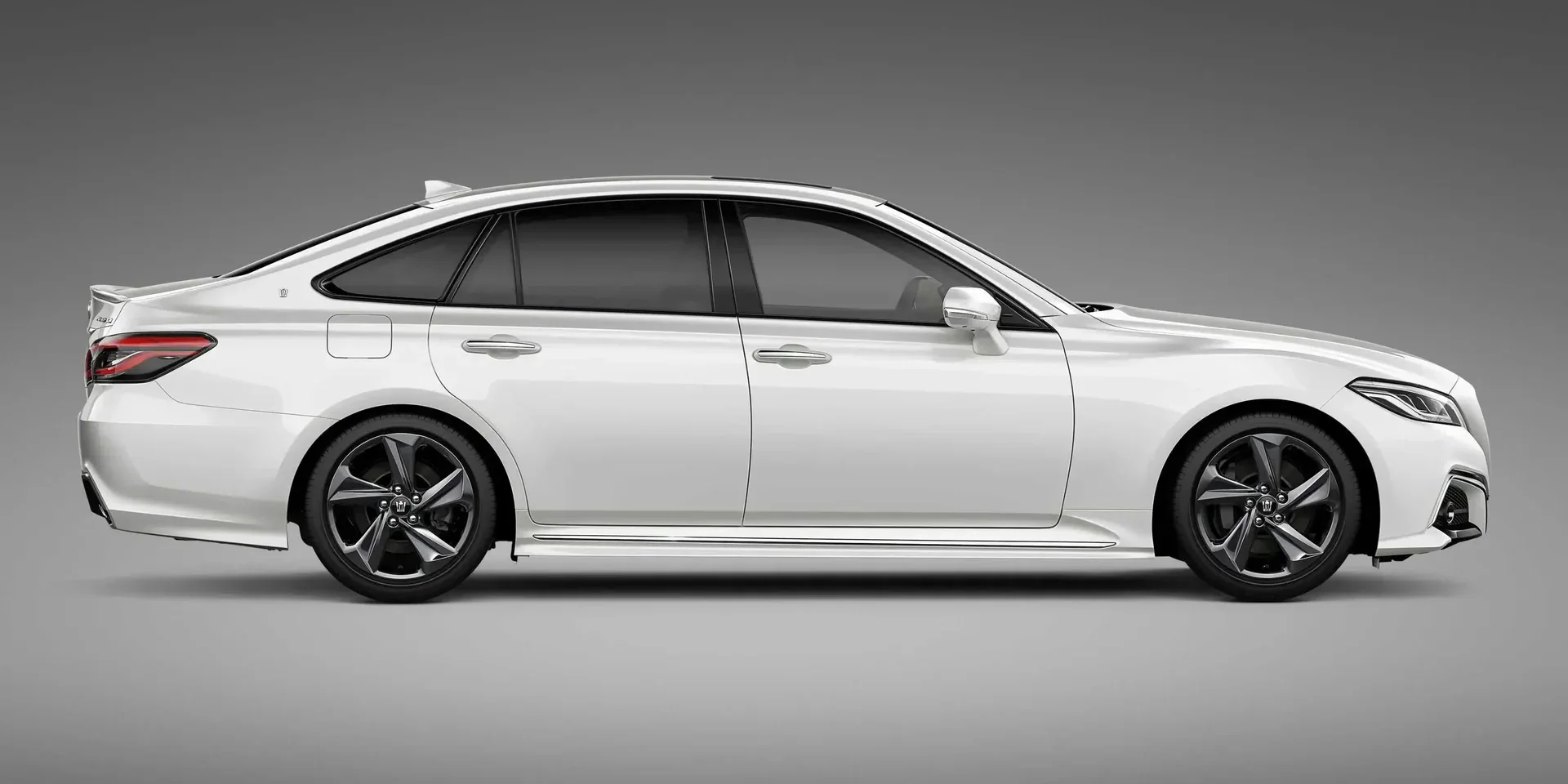 2017 Toyota Crown photo 1