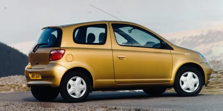 1999 Toyota Yaris front three-quarter view