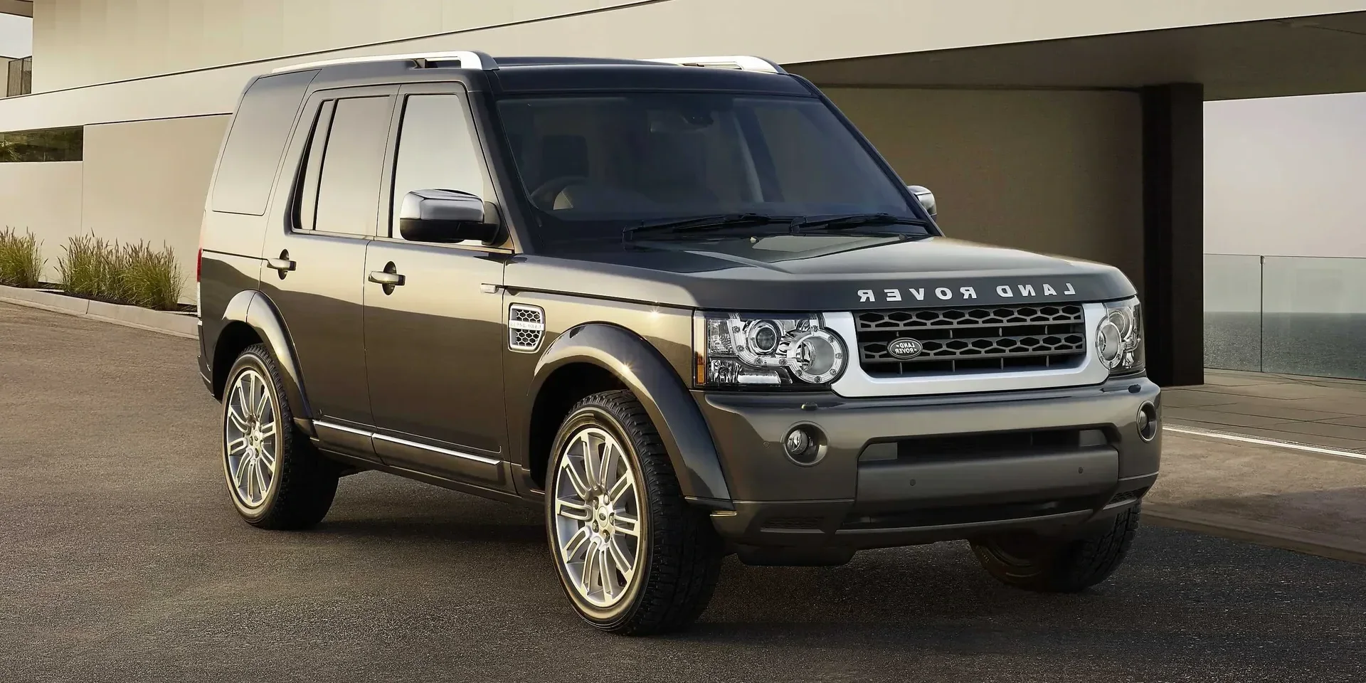 2010 Land Rover Discovery photo 1