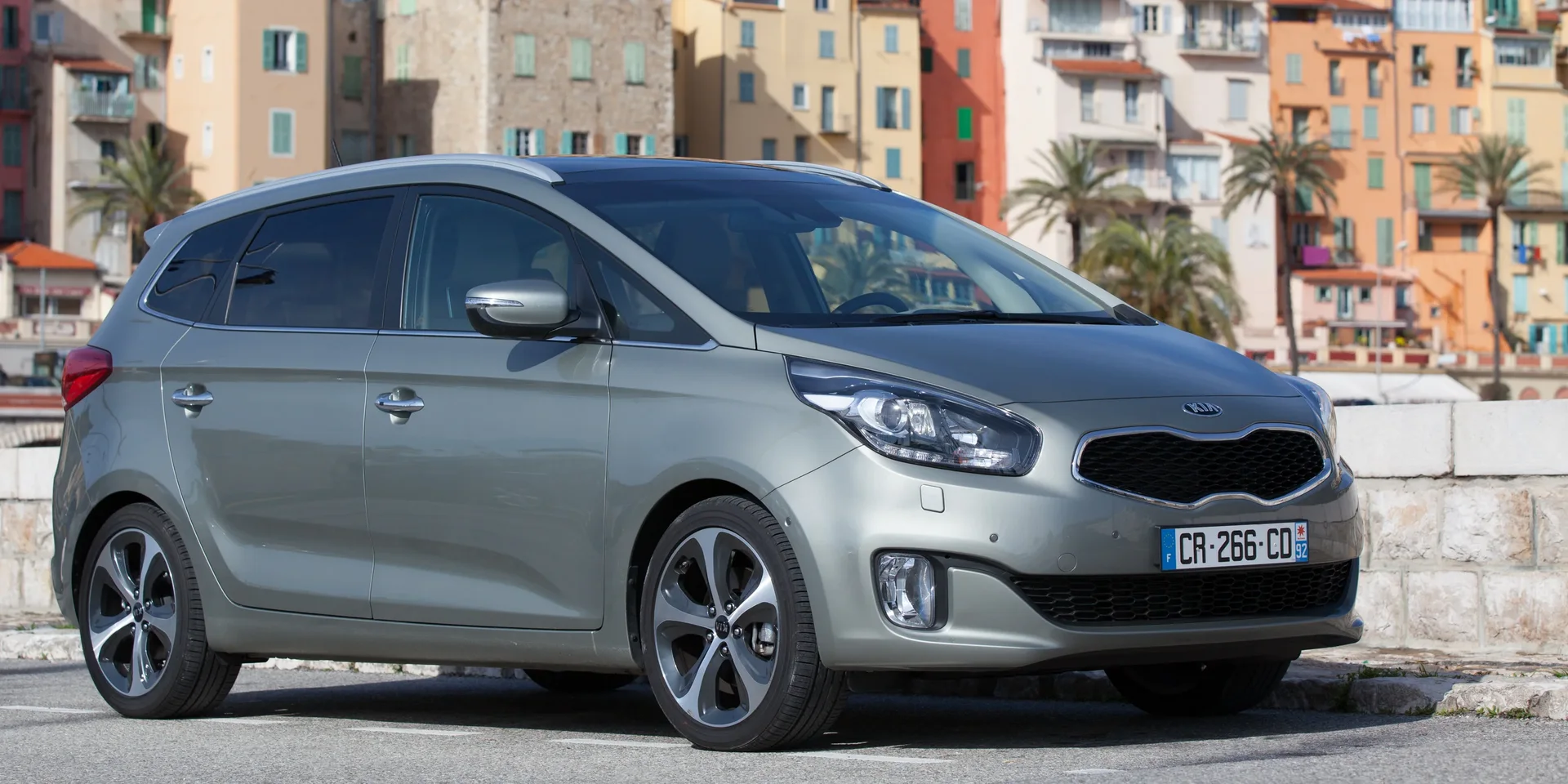 2016 Kia Carens photo 1