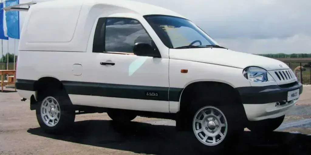 2000 Lada Niva photo 1