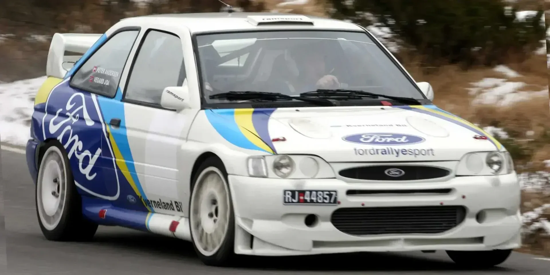 2000 Ford Escort photo 1