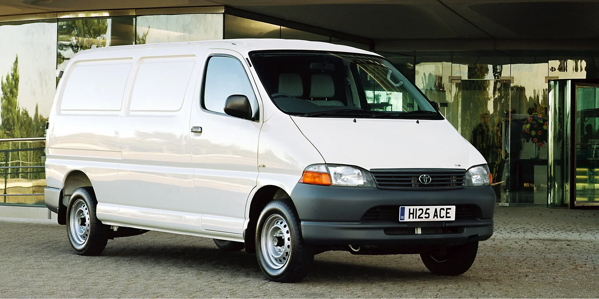 2006 Toyota HiAce photo 1
