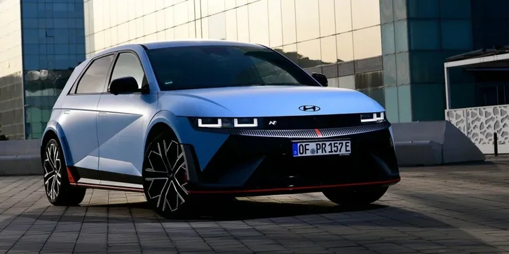 2024 Hyundai Ioniq exterior main image