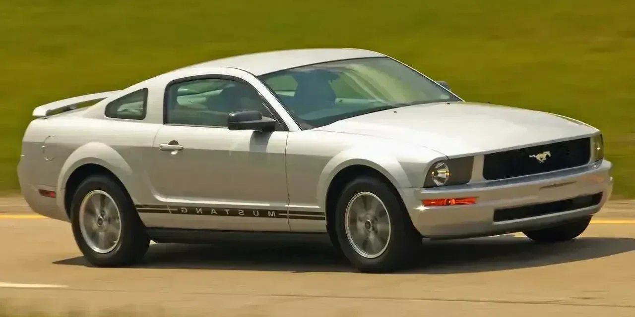 2005 Ford Mustang V6 photo 1