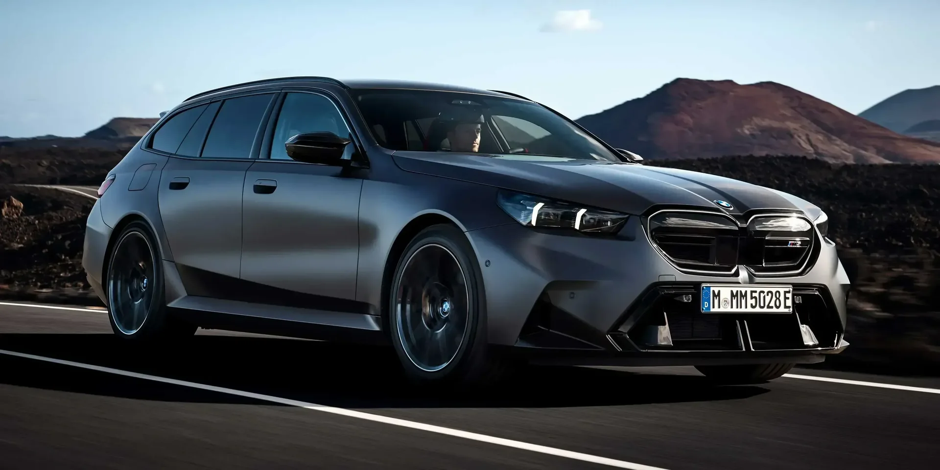 2025 BMW 5 Series M5 photo 1