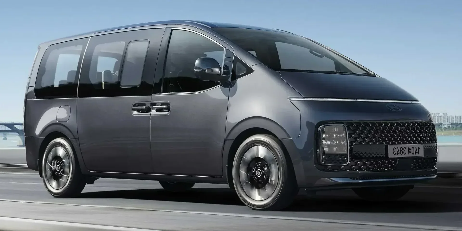 2024 Hyundai Staria photo 1