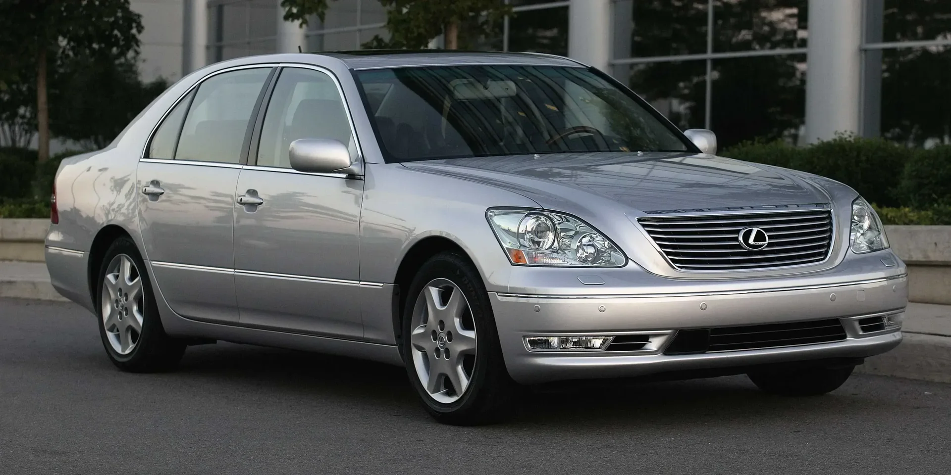 2004 Lexus LS photo 1