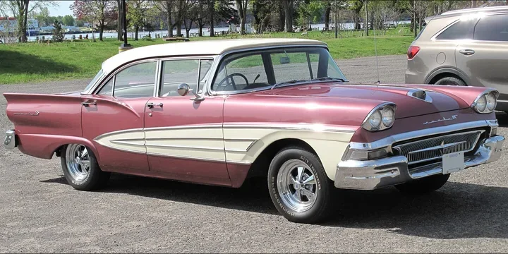 1958 Meteor Rideau. Photograph by Elise240SX, CC BY-SA 4.0. https://commons.wikimedia.org/wiki/File:1958_Meteor_Rideau_in_Burgundy_Poly,_Front_Left,_05-24-2022.jpg Fit to 2:1 with dark side borders.