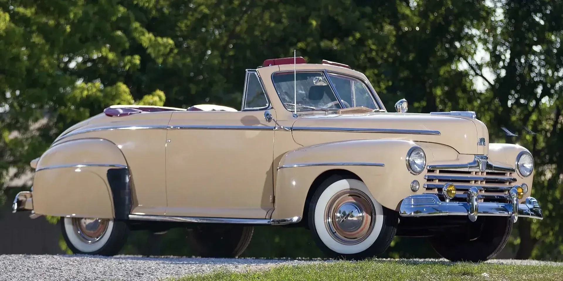 1947 Ford Super Deluxe Club photo 1