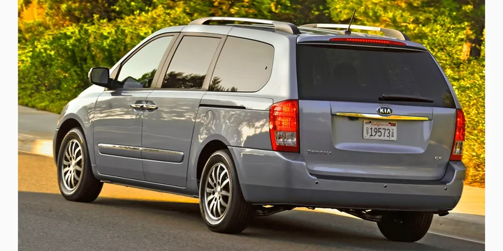 2010 Kia Carnival LWB exterior main image