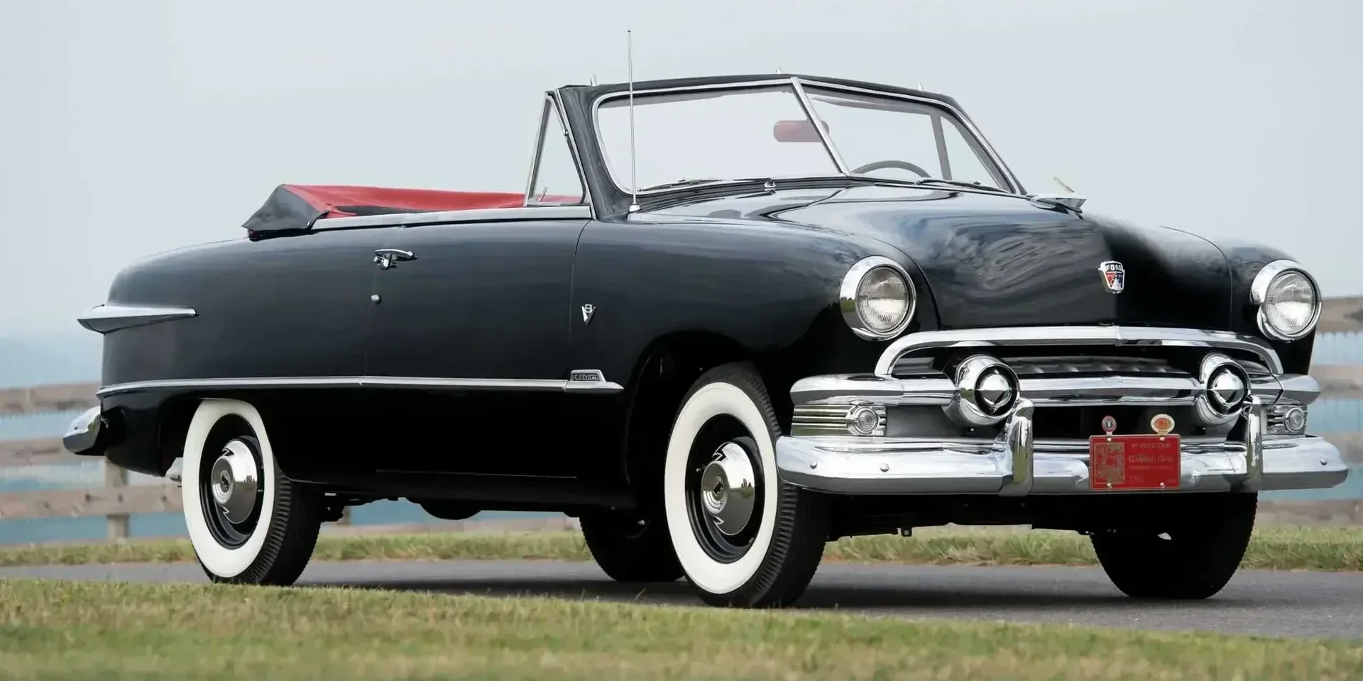 1951 Ford Custom Deluxe photo 1