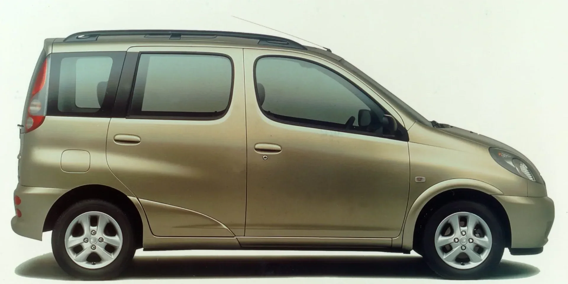 2003 Toyota Yaris Verso photo 1