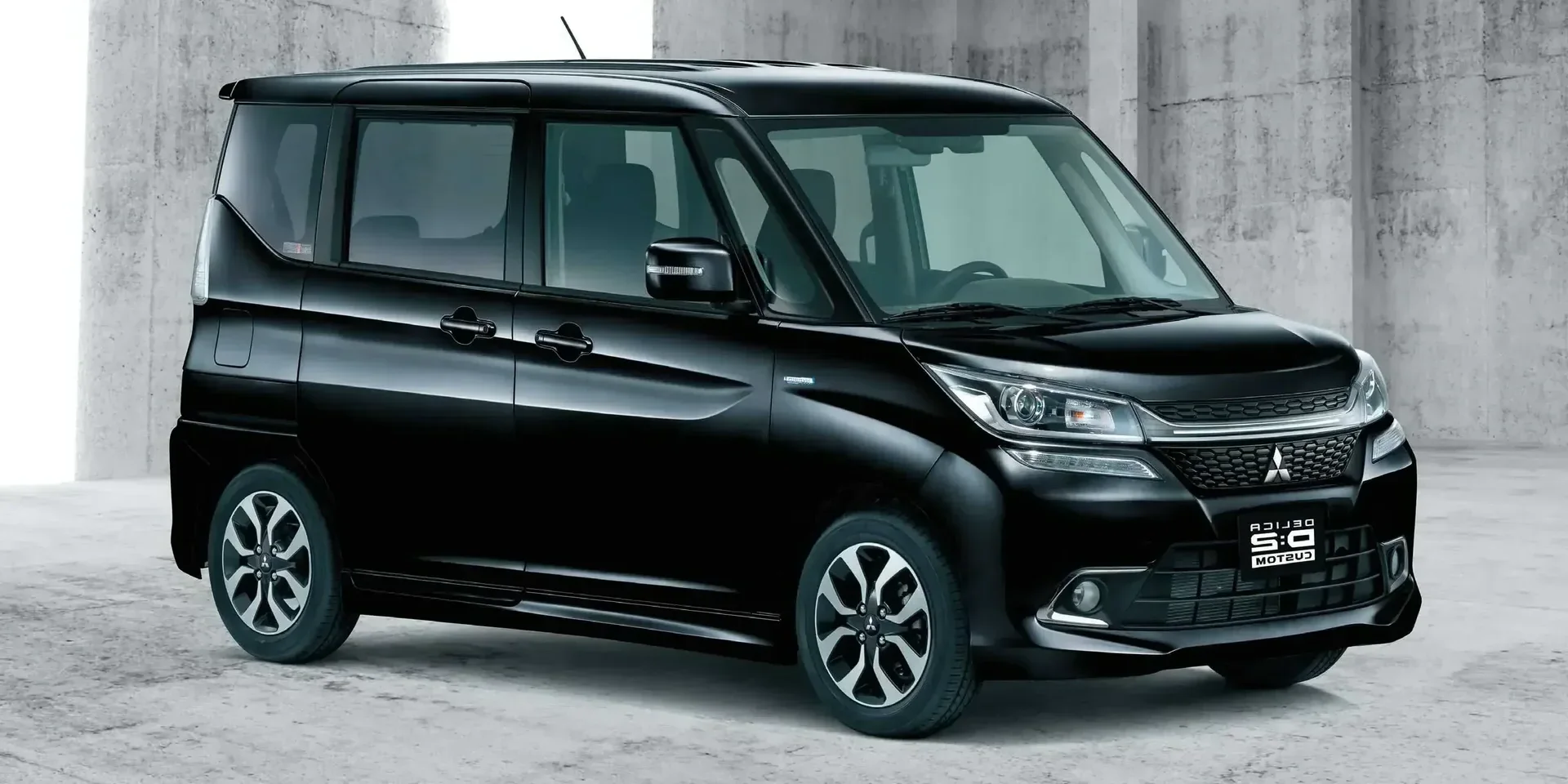 2011 Mitsubishi Delica photo 1