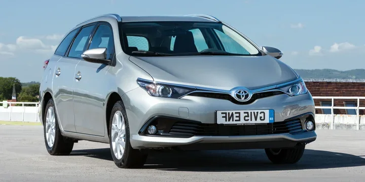 2015 Toyota Auris Sports front three-quarter view