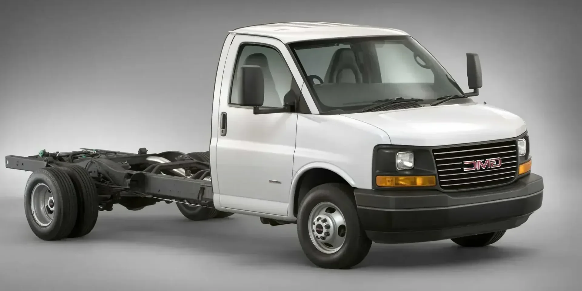 2011 GMC Savana G4500 photo 1