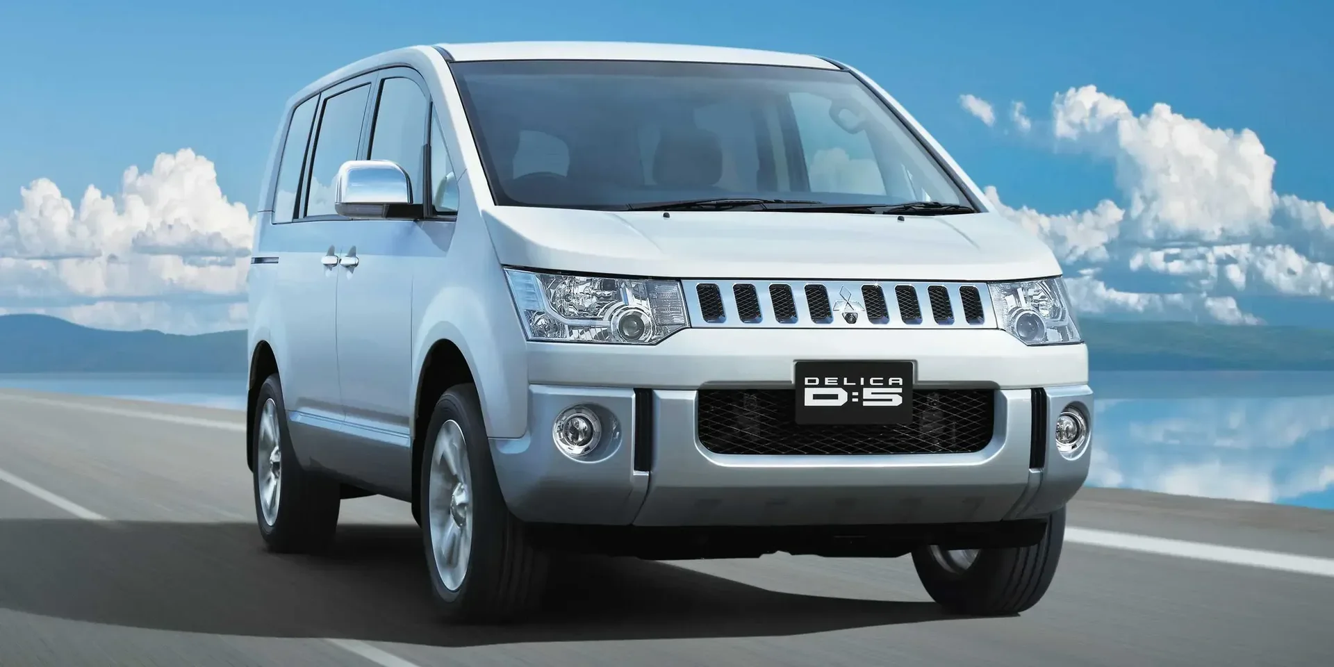 2013 Mitsubishi Delica photo 1
