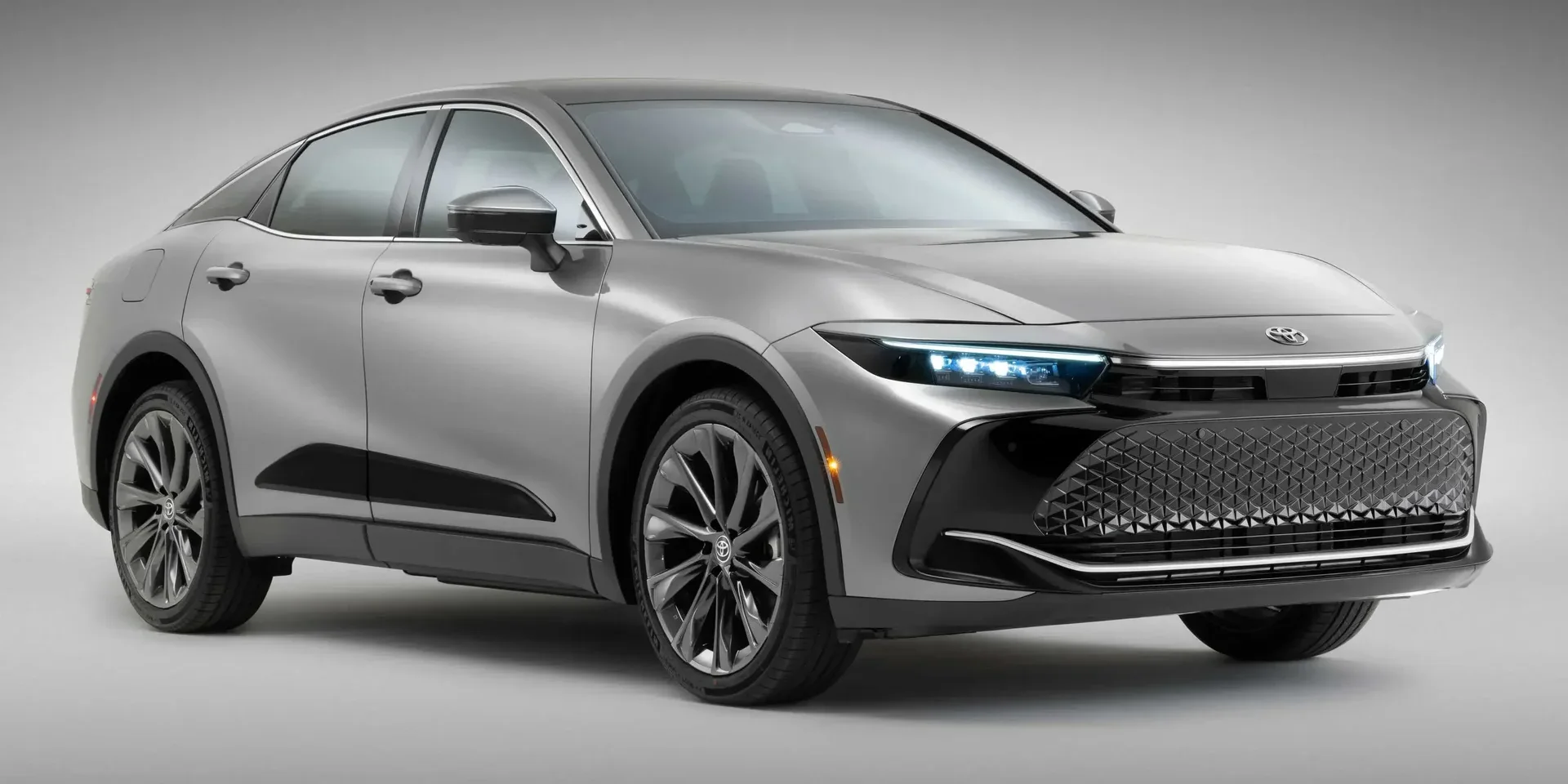 2023 Toyota Crown Crossover Hybrid photo 1