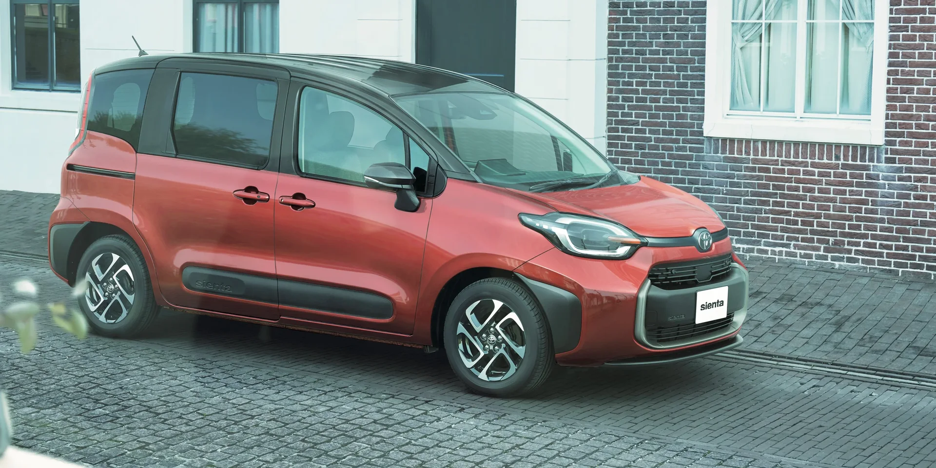 2023 Toyota Sienta photo 1