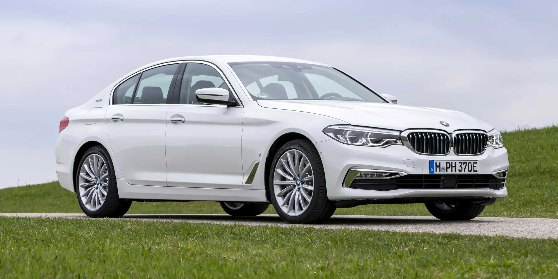2017 BMW 5 Series photo 1