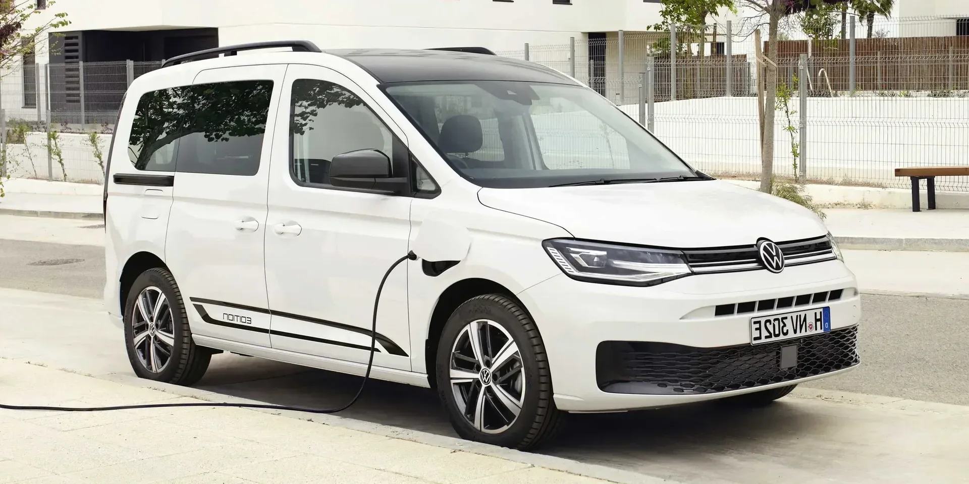 2026 Volkswagen Caddy eHybrid photo 1