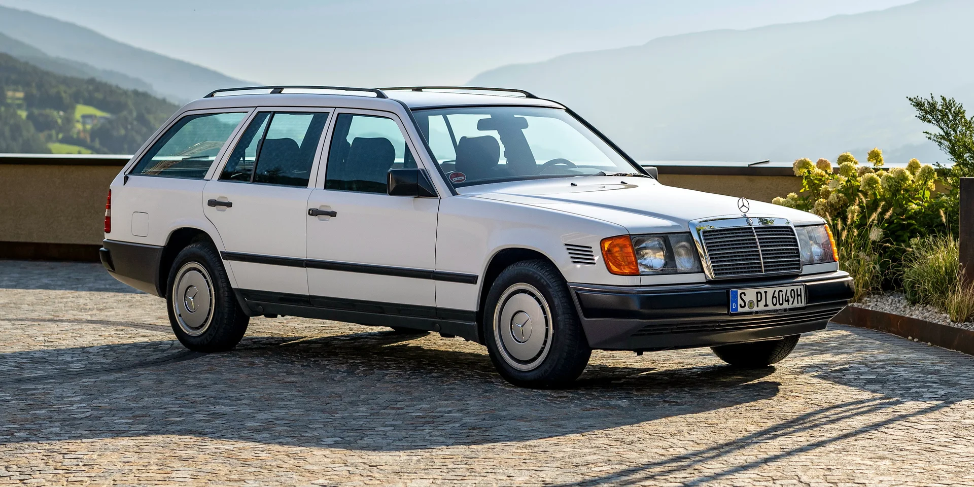 1988 Mercedes-Benz E-Class photo 1