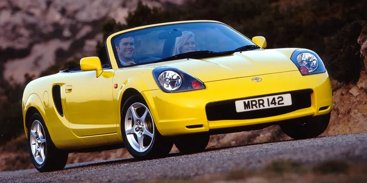 2000 Toyota MR2 front three-quarter view