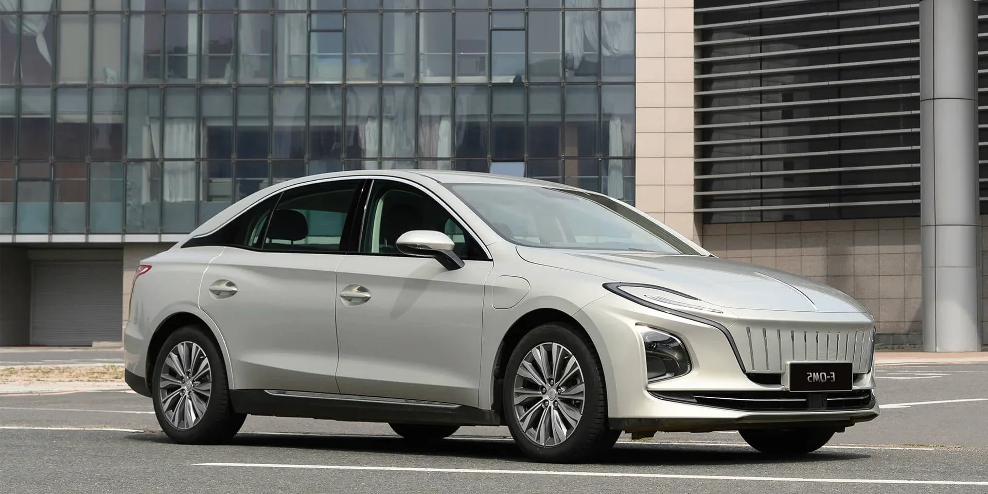 2023 Hongqi E-QM5 photo 1