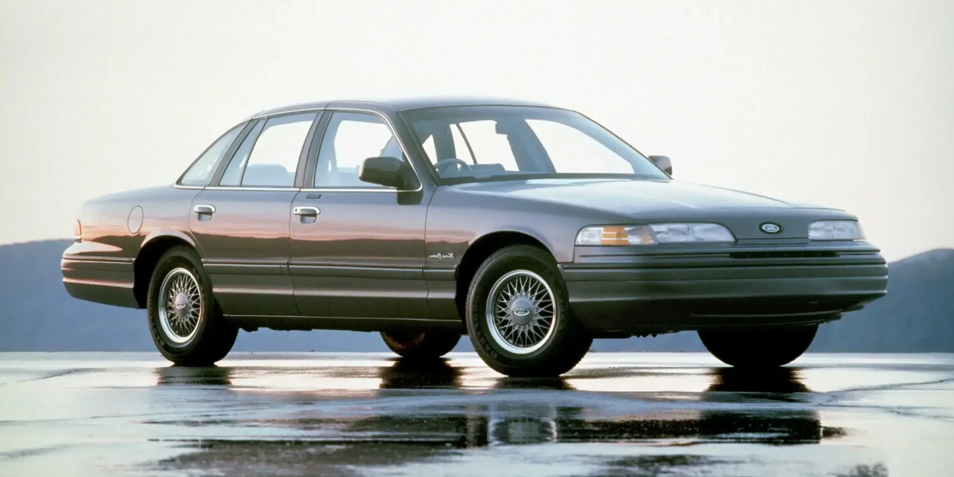 1992 Ford Crown Victoria photo 1