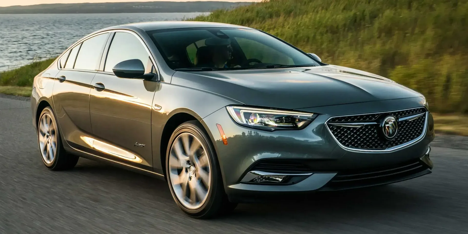 2018 Buick Regal photo 1